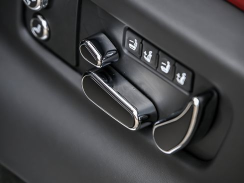 Used 2022 Bentley Bentayga AWD/4WD image 38