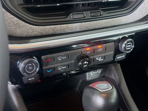 Used 2025 Jeep Compass Latitude image 23