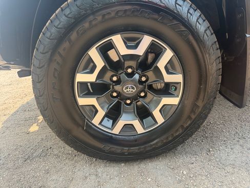 Used 2018 Toyota Tacoma TRD Off-Road w/ Technology Package AWD/4WD image 24