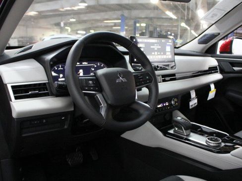 New 2026 Mitsubishi Outlander SE image 5