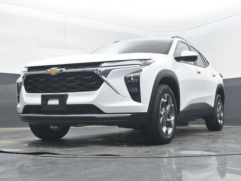 Used 2025 Chevrolet Trax LT w/ LT Convenience Package FWD image 22