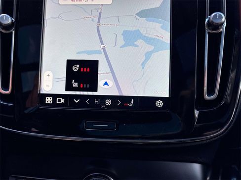 Used 2024 Volvo XC40 B5 Plus w/ Climate Package image 22