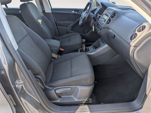 Used 2014 Volkswagen Tiguan S image 28