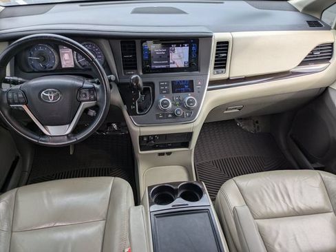 Used 2017 Toyota Sienna XLE Premium FWD image 15