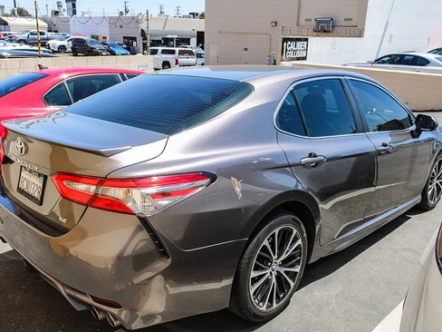 Used 2018 Toyota Camry SE FWD image 7