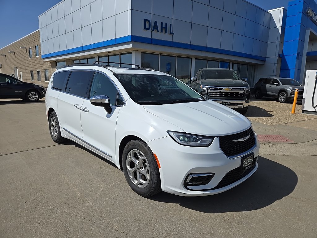 Used 2023 Chrysler Pacifica Limited FWD image 2