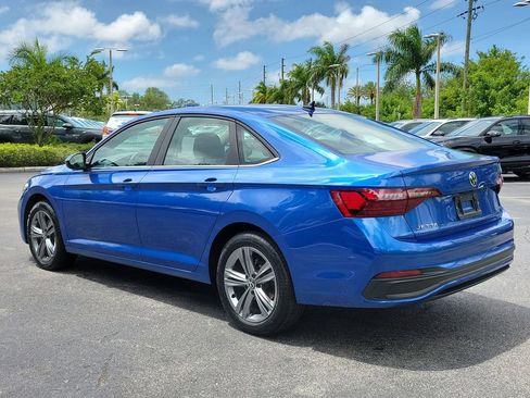 Used 2024 Volkswagen Jetta SE w/ Panoramic Sunroof Package FWD image 4