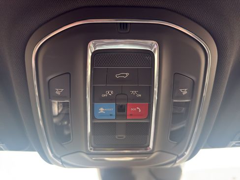 Used 2025 Jeep Grand Cherokee Limited AWD/4WD image 23