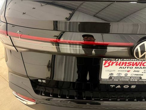 Used 2025 Volkswagen Taos SE w/ Panoramic Sunroof Package image 17