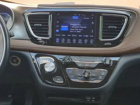 Used 2017 Chrysler Pacifica Limited image 17