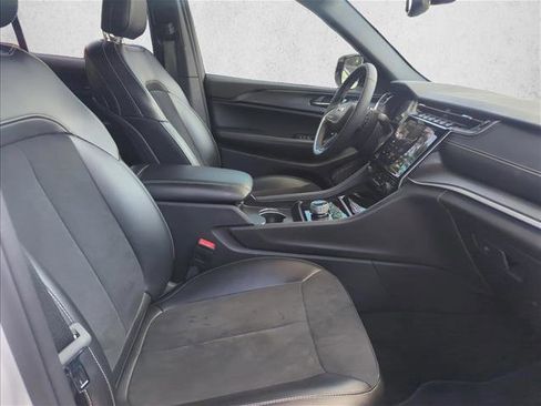Used 2024 Jeep Grand Cherokee Altitude RWD image 21