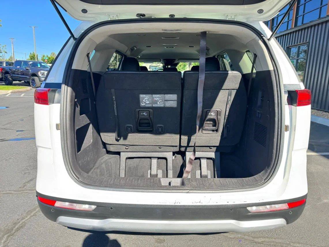 Used 2022 Kia Carnival LX FWD image 23