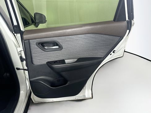 Used 2023 Nissan Rogue SV image 28