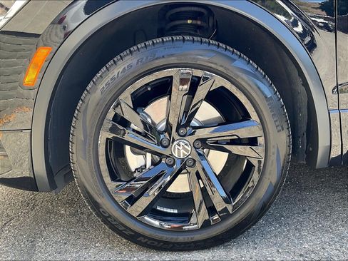 Certified 2023 Volkswagen Tiguan SE R-Line FWD image 8