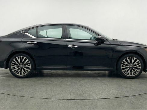 Used 2025 Nissan Altima 2.5 SV FWD image 11