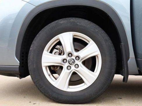 Used 2022 Toyota Highlander LE image 9