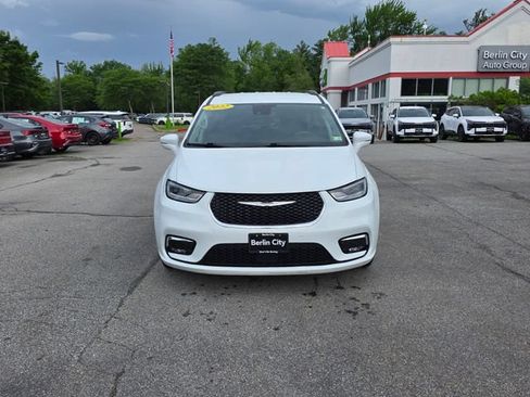 Used 2022 Chrysler Pacifica Touring-L FWD image 3