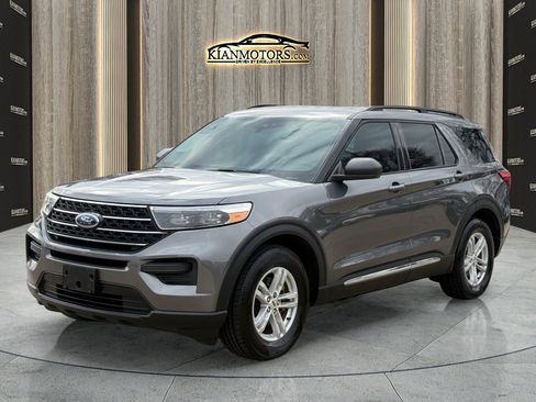 Used 2022 Ford Explorer XLT image 3