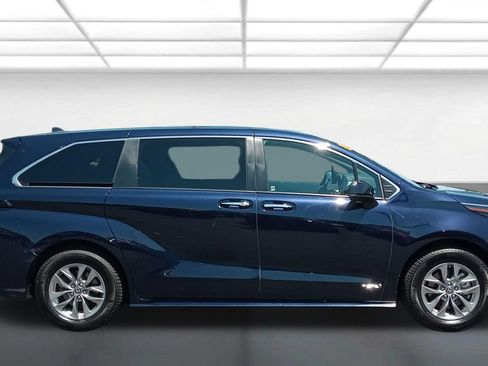 Used 2021 Toyota Sienna XLE AWD/4WD image 2