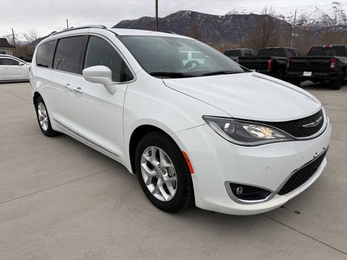 Used 2020 Chrysler Pacifica Touring-L FWD image 9