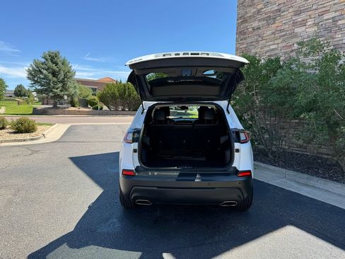Used 2019 Jeep Cherokee Latitude Plus w/ Cold Weather Group AWD/4WD image 13