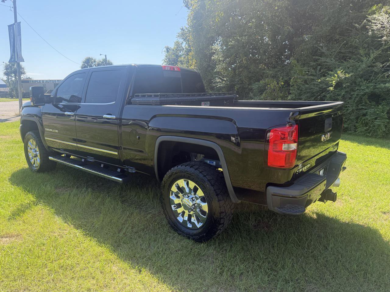 Used 2017 GMC Sierra 2500 Denali w/ Duramax Plus Package AWD/4WD image 3