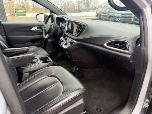 Used 2023 Chrysler Pacifica Touring-L w/ S Appearance Package AWD/4WD image 29