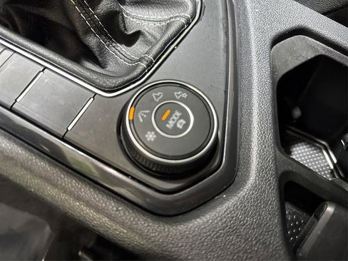 Used 2024 Volkswagen Tiguan SE image 26