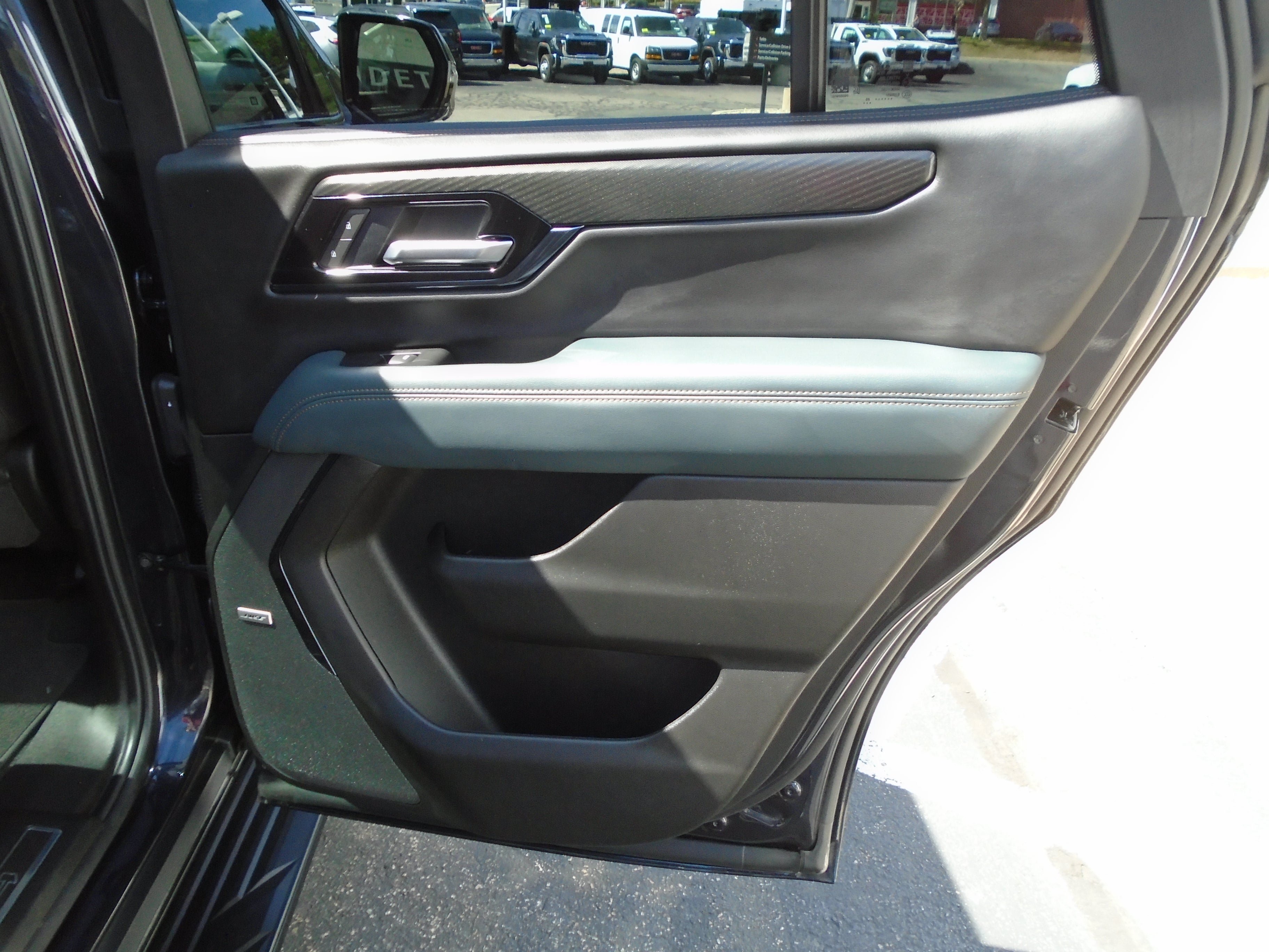 Used 2025 GMC Yukon AT4 AWD/4WD image 36