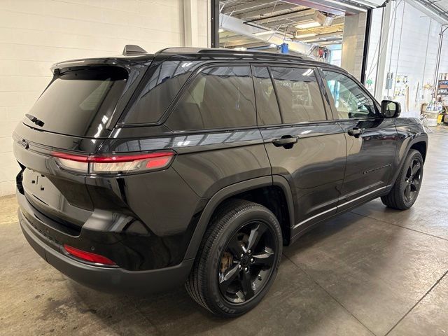 Used 2023 Jeep Grand Cherokee Altitude AWD/4WD image 4