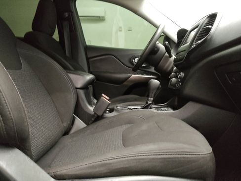 Used 2019 Jeep Cherokee Latitude w/ Popular Appearance Group FWD image 21