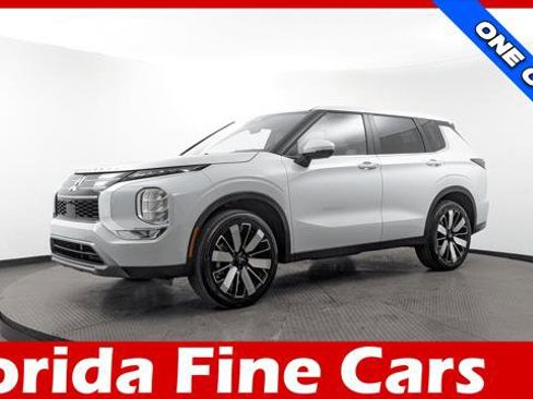 Used 2025 Mitsubishi Outlander SE image 1