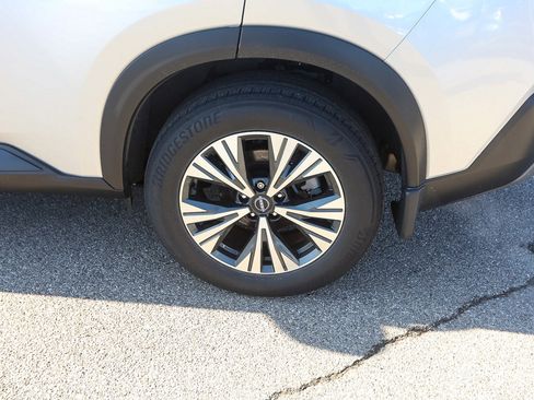 Used 2023 Nissan Rogue SV image 3