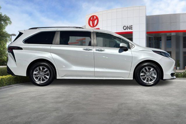 Certified 2026 Toyota Sienna XLE FWD image 3