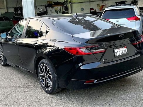 Used 2025 Toyota Camry XLE FWD image 6