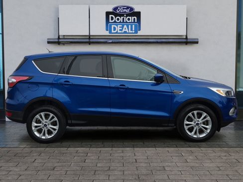 Used 2017 Ford Escape SE image 2