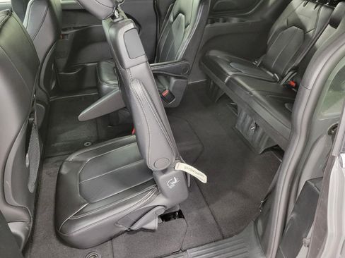 Used 2025 Chrysler Pacifica Select image 22