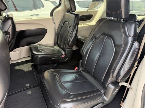 Used 2020 Chrysler Pacifica Touring-L FWD image 22