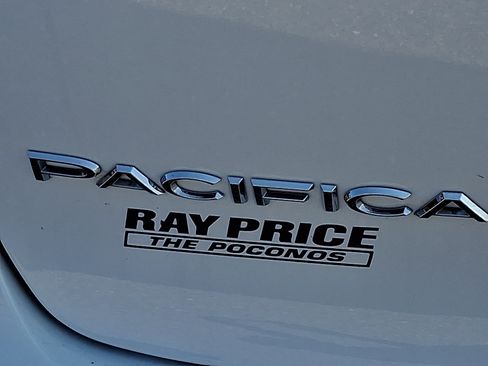 Used 2023 Chrysler Pacifica Touring-L FWD image 30