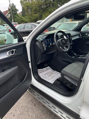 Used 2023 Volvo XC40 B5 Core AWD/4WD image 8