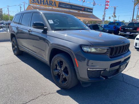 Used 2022 Jeep Grand Cherokee L Limited w/ Black Appearance Package AWD/4WD image 4