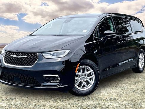 Used 2024 Chrysler Pacifica Touring-L FWD image 3