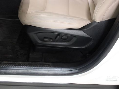 Used 2022 Ford Explorer XLT w/ Equipment Group 202A image 12