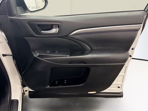 Used 2018 Toyota Highlander SE AWD/4WD image 36