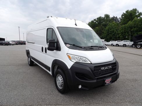 Used 2024 RAM ProMaster 2500 w/ Convenience Group FWD image 11