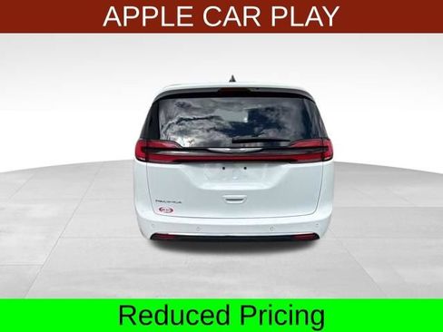 Used 2023 Chrysler Pacifica Touring FWD image 6