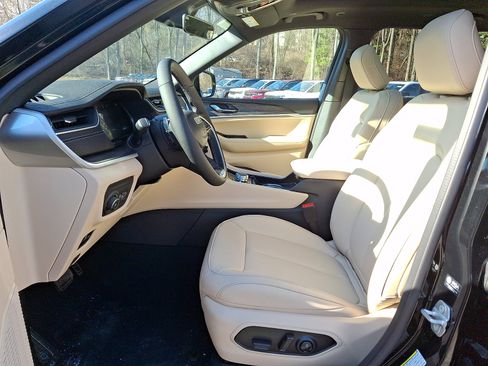 New 2025 Jeep Grand Cherokee Limited image 8