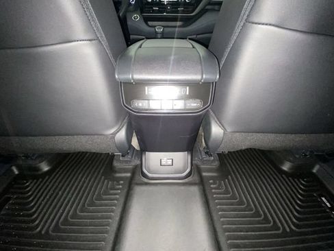 Used 2025 Toyota Highlander XLE AWD/4WD image 31