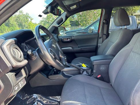 Used 2018 Toyota Tacoma TRD Off-Road image 10