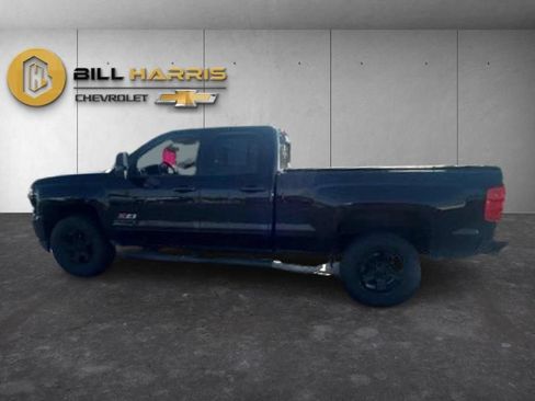Used 2018 Chevrolet Silverado 1500 LT w/ Midnight Edition AWD/4WD image 8